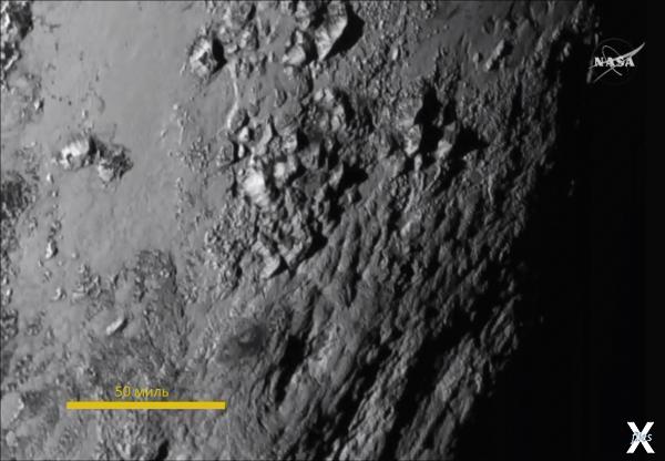 Поверхность Плутона: видны горы и рав...