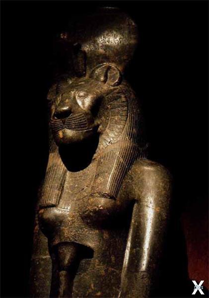Статуя кровожадного египетского божес...