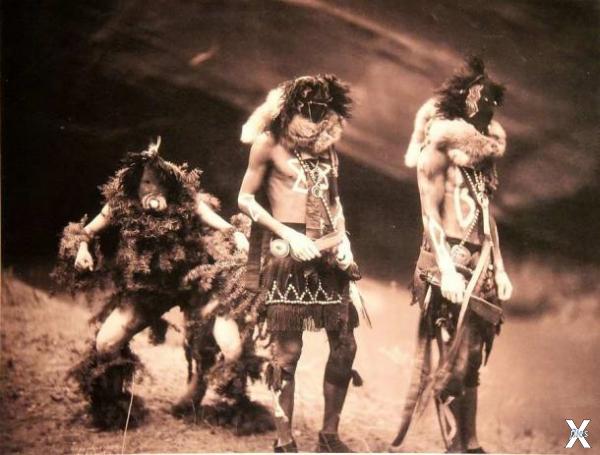Танцовщицы навахо йебичаи работы Эдва...