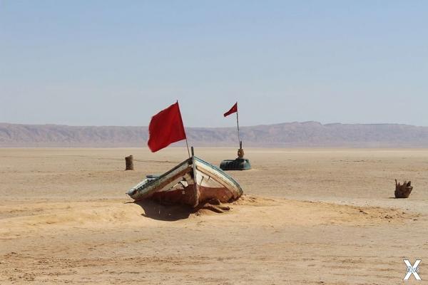 Тунисское соленое озеро Чотт-эль-Джер...