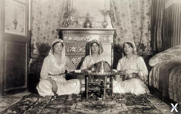 В гареме, 1900 г.