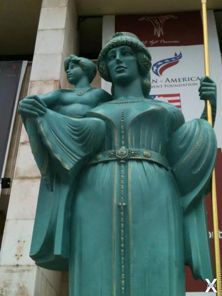 Современная статуя Тевты в столице Ал...