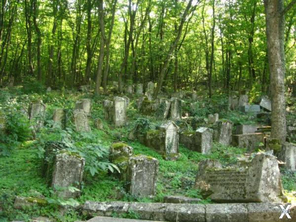 Караимское кладбище на Мангуп-Кале