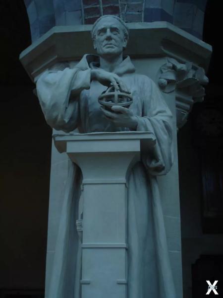 Статуя Роджера Бэкона в Оксфордском У...