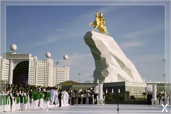 Памятник Гурбангулы Бердымухамедову