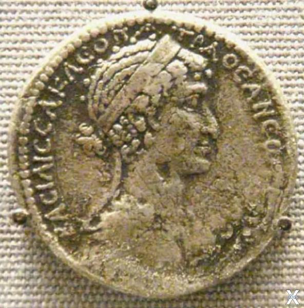 Монета с изображением Клеопатры