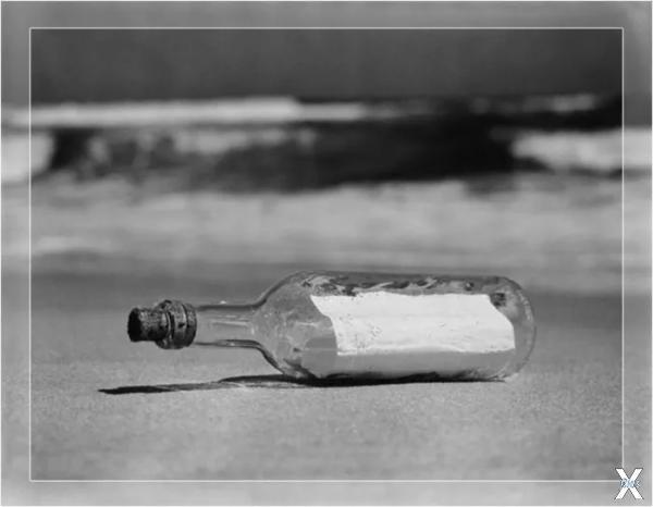 Сообщение в бутылке на берегу пляжа