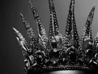 История появления драгоценного украшения правящих особ: кто придумал корону и как изменялся этот символ власти: