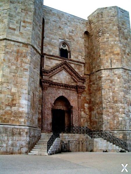 Вход в Castel del Monte напоминает по...