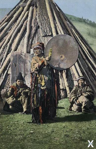 Алтайская шаманка с ритуальным бубном...