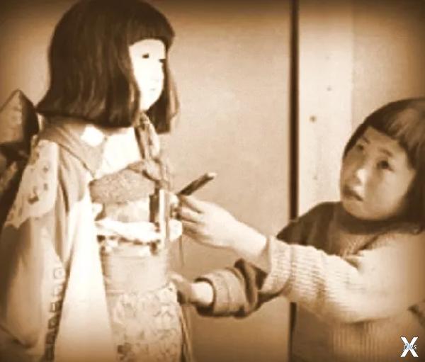 Малышка Окику играла с куклой целыми ...