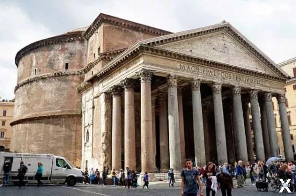 Пантеон в Риме с его огромным бетонны...