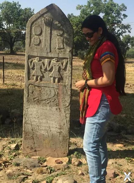 Археолог Амита Сингх с одним из скуль...