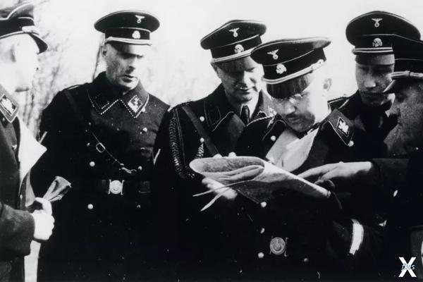 Генрих Гиммлер (в центре). 1933 год