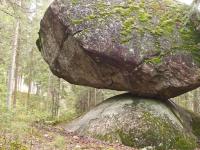 Как балансирующий 500-тонный мегалит появился посреди леса в Финляндии и почему он не падает