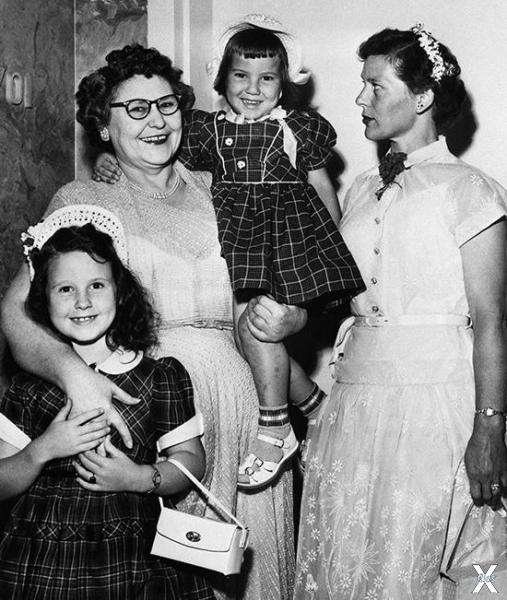 Нэнни Досс с дочерью и внучками