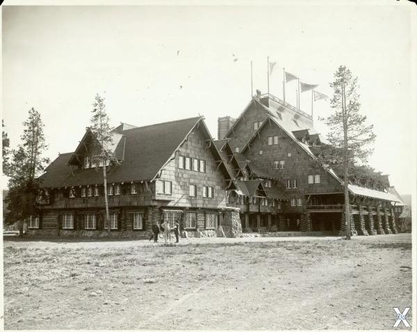 Old Faithful Inn в Йеллоустонском нац...