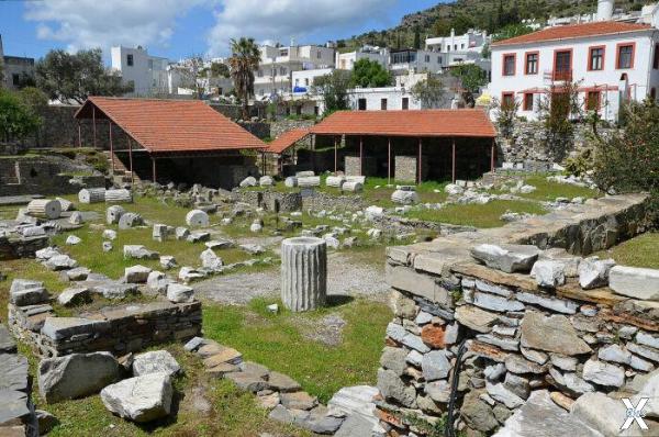 Руины мавзолея в Галикарнасе в Карии ...
