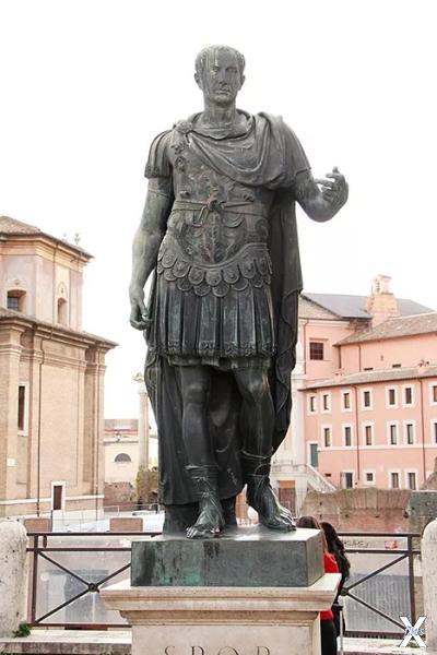 Памятник Гаю Юлию Цезарю в Риме