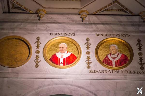 Мозаичные портреты Папы Франсиска и П...