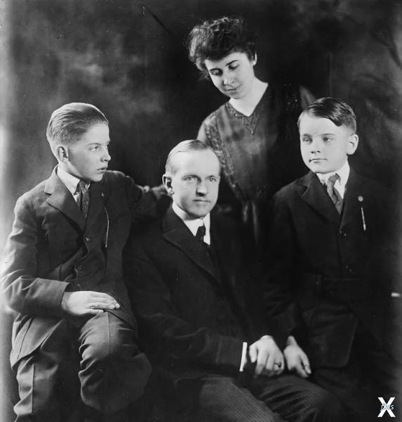 Президент США Кулидж с женой и сыновь...