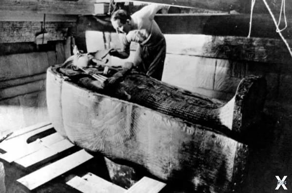 Картер исследует гробницу Тутанхамона