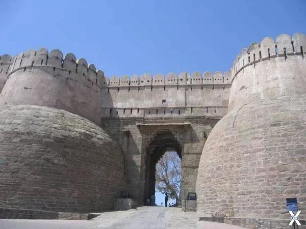 Массивные ворота форта Кумбхалгарх, н...