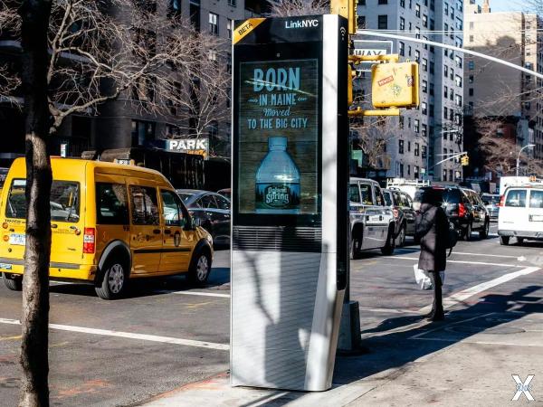 LinkNYC на улице Нью-Йорка