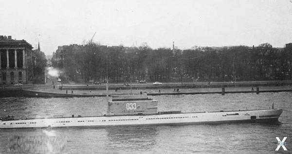 Подводная лодка проекта 611 с поднято...