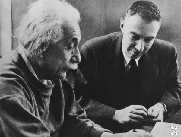 Эйнштейн и Оппенгеймер около 1950 года