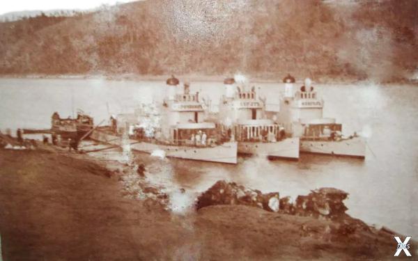 Канонерская лодка "Орочанин" (слева) ...