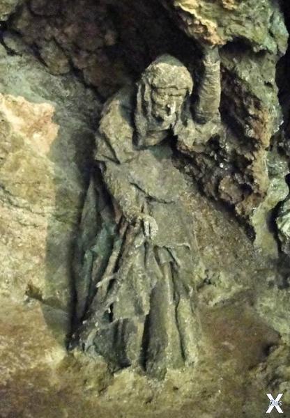 Скульптура Матушки Шиптон в пещере