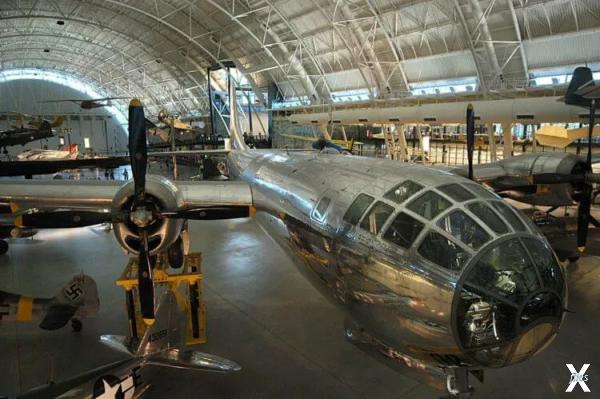 Самолет B-29 “Enola Gay”, сбросивший ...