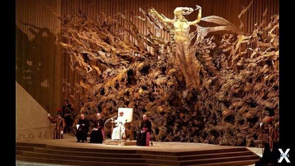 Скульптура христа в зале советов Вати...