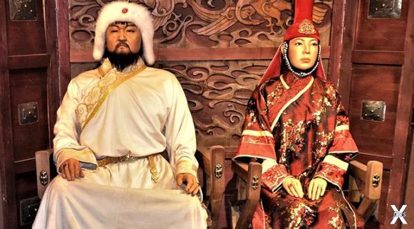 Фигуры Чингисхана и его императрицы Б...