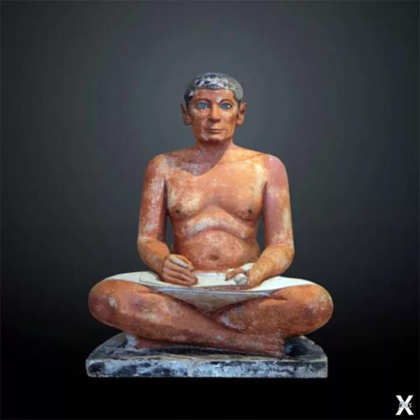 «Сидящий писец» на выставке в Лувре