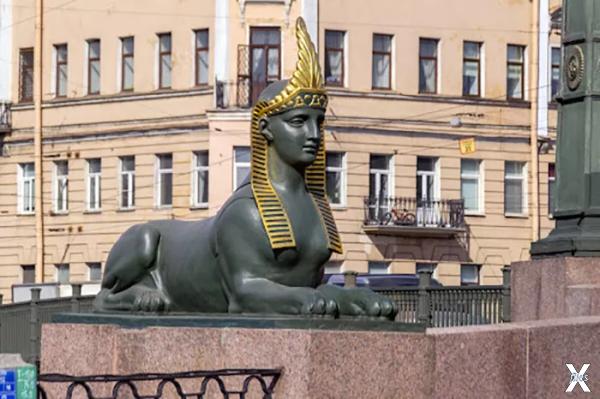 Статуя сфинкса в Санкт-Петербурге