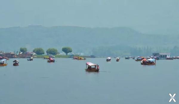 Озеро Дал, 1600 м. Шринагар, 3 мая 20...