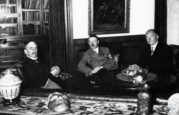 Гитлер и Чемберлен в квартире фюрера ...