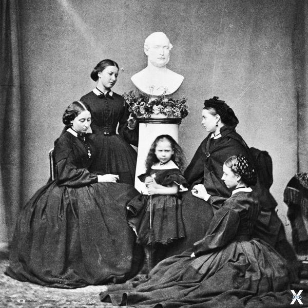 Пять дочерей Виктории и Альберта рядо...