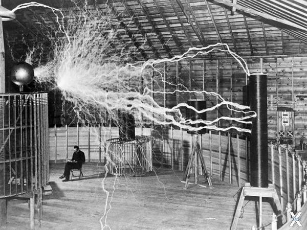 Никола Тесла в своей лаборатории в Ко...