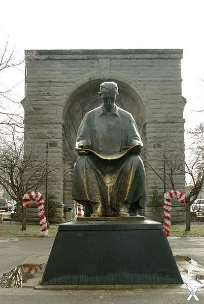 Памятник великому учёному в Ниагара-Ф...