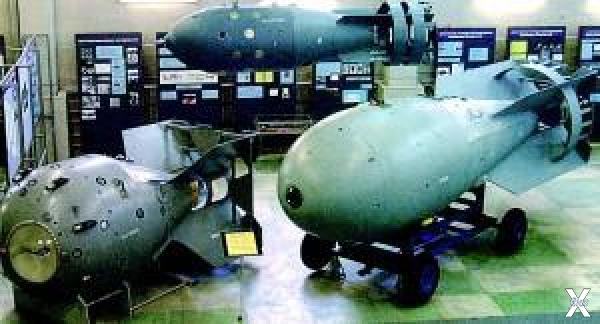 Первые советские атомные бомбы. Слева...