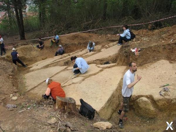 Археологи работают на пирамиде Дракона