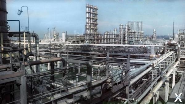 Нефтеперерабатывающий завод в Новокуй...