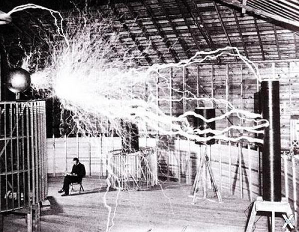 Никола Тесла в лаборатории в Колорадо...