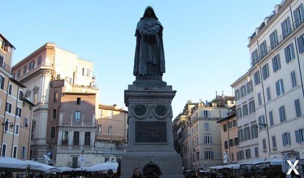Памятник Джордано Бруно в Риме на Кам...