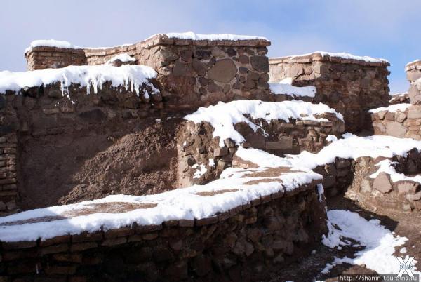 Руины крепости Аламут в Западном Иран...