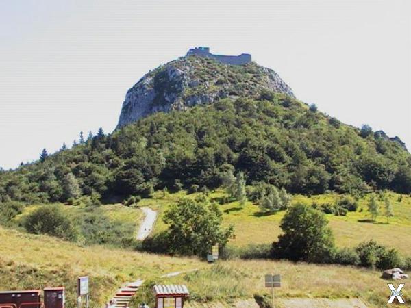 На скале видны развалины замка Монсегюр