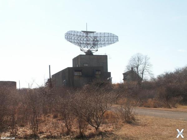 Радар AN/FPS-35, стоящий в городском ...
